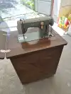 Šijacia mašina Lada so skrinkou (LEN OSOBNÝ ODBER)