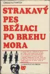 Strakavý pes bežiaci po brehu mora 